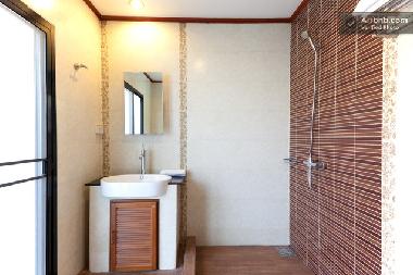Mountain Breeze Villa - Bathroom