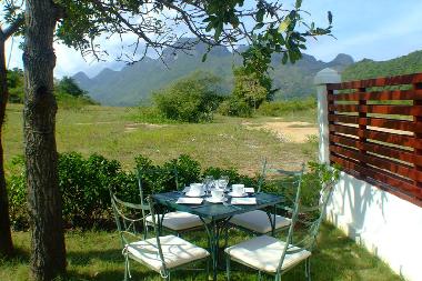 Mountain Breeze Villa - Sitting area in garden