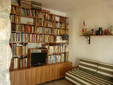 Lounge with TV and the extra bed