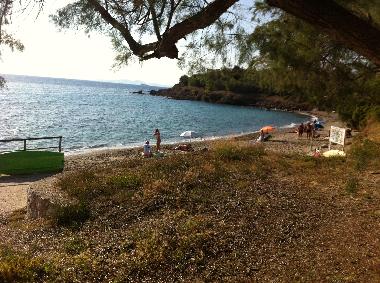 The beach is  2 min on foot