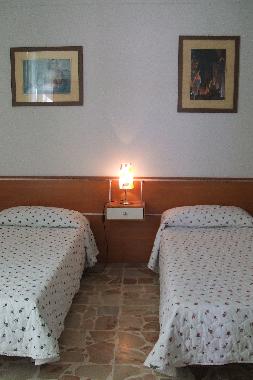Modica Barocca: a sober double room with pictures, tv and fridge