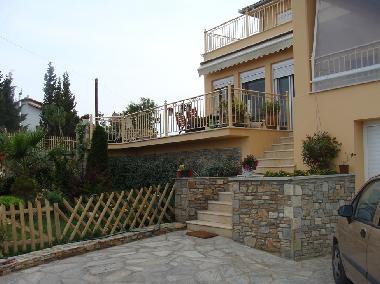 THE HOUSE'S FRONT ENTRANCE & GARAGE