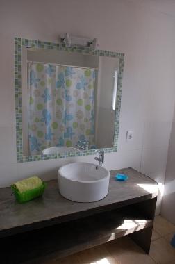 in suite bath room 2