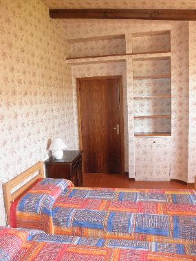 twin bedroom: extra storage on shelve