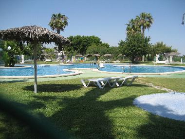 Large swimming pool + cafetaria at 3 min. walking distance from house