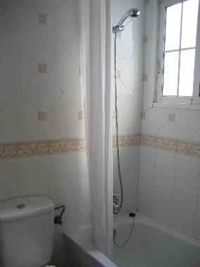 Bathroom with bath/shower