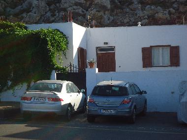 The rntrance of the house with its parking lot