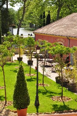 garden and terrace with view of Canal-du-Midi