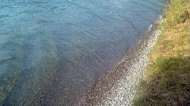 Una piccola spiaggia di sassi a Siviano