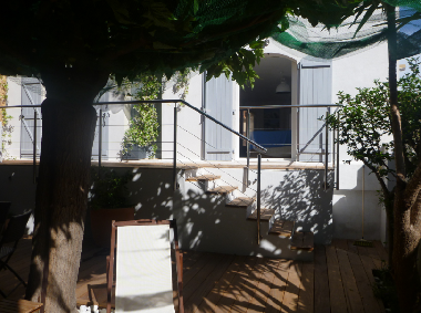 Le jardin ombrag,transats,table pour les repas,