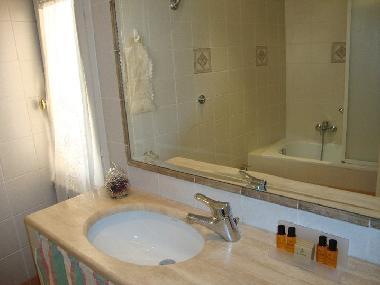 Large, clean bathroom with bath/shower 