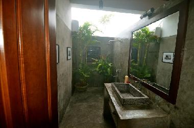 Guest Bedroom en suite bathroom