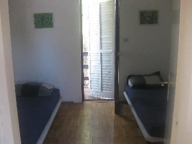 2 room (two single beds)