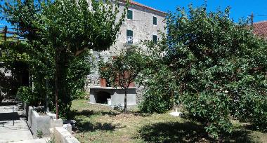 Holiday House in Grohote (Splitsko-Dalmatinska) or holiday homes and vacation rentals