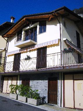 Exterior view from Viale degli Ulivi (with Studio Angelo on the ground floor)