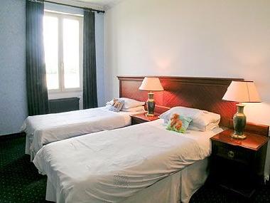 Sapphire twin room, with private en-suite facilities, overlooking the lakes.