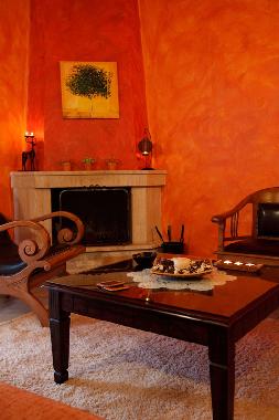 Anthemion Guest House sitting room with fireplace