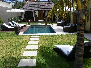 Garden with kiosk next to the main entrance