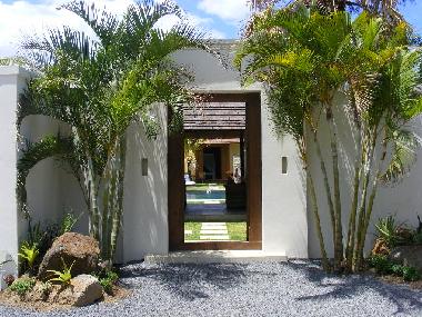 Main entrance door from the street