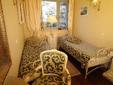 bedroom 2 single beds