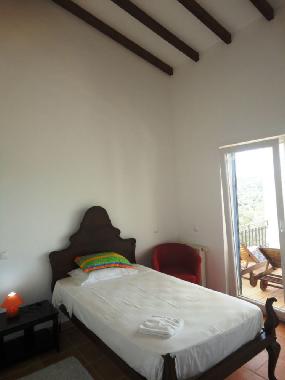 UPSTAIRS BEDROOM ( 2 SINGLE BEDS)