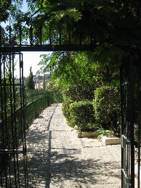 nahon street entrance from parking