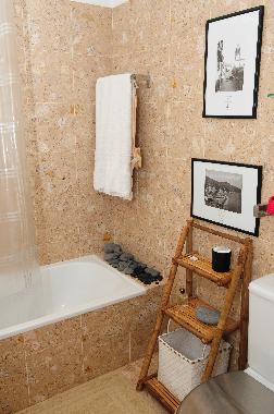bathroom of main bedroom