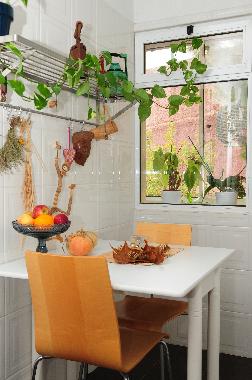 kitchen eating area