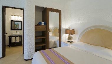 Bed, close and bathroom