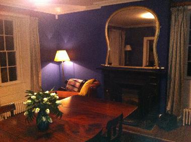 The dining room with an open fireplace and chaiselounge