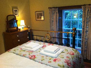 The cosy single bedroom with views of the Mountains 