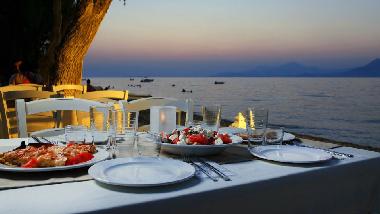 Delicious Greek taverns around!!