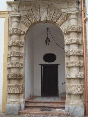 Ancient arch from which you access the staircase leading to the apartment.
The entrance door to the 