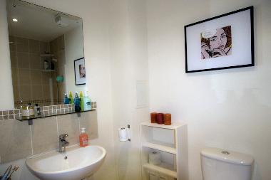 Bathroom - 2 towels per person are provided.
