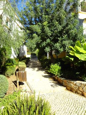 Condominium footpaths