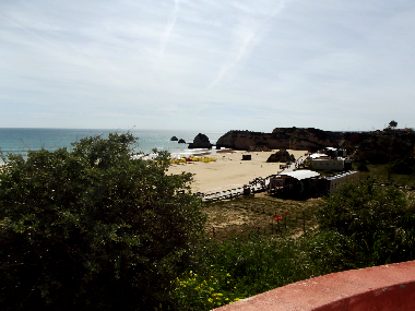 Praia da Rocha 10 mins walk