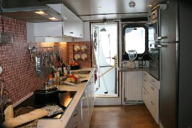 Well equipped galley with fridge/freezer, dishwasher, oven, microwave etc.