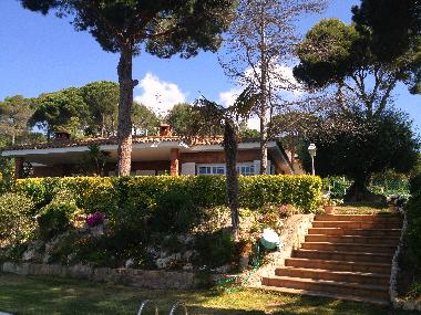 the house from the swimming pool