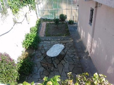 small garden at the back to eat outdoors