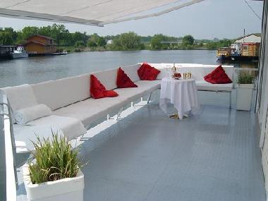 Peacefull floatig terras above the water