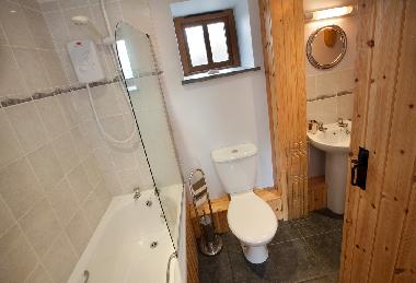 The twin bedroom has an en-suite bathroom with shower over the bath
