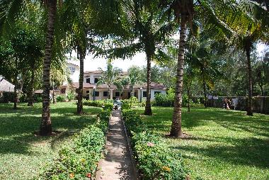 Garden between Beach and Villa