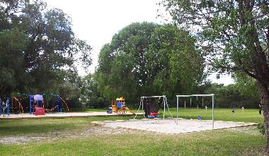 Dawson Park with picnic table 350m Easy walk