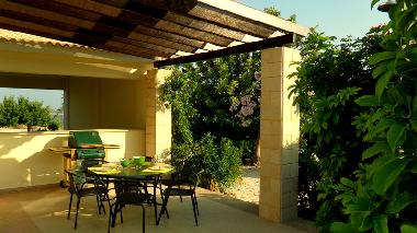 Barbecue terrace that sits 6 people