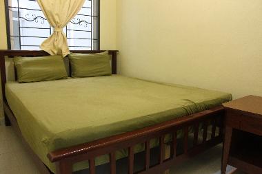 Second bedroom, queen size bed with views of the garden and the sea