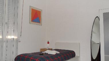 bed room with 2 single beds 