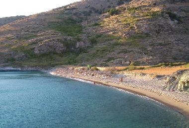 Chalkolimnionas beach with its beach bar 