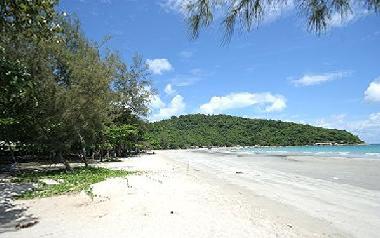 Had Mae Rumphueng Beach about 800 m away