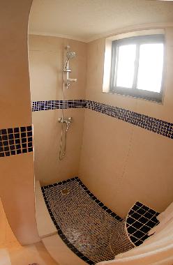An ensuite shower