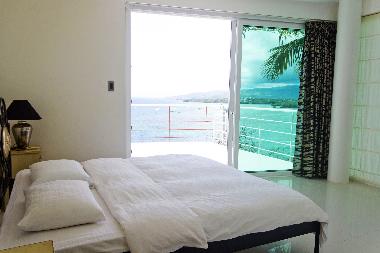 Guest room right